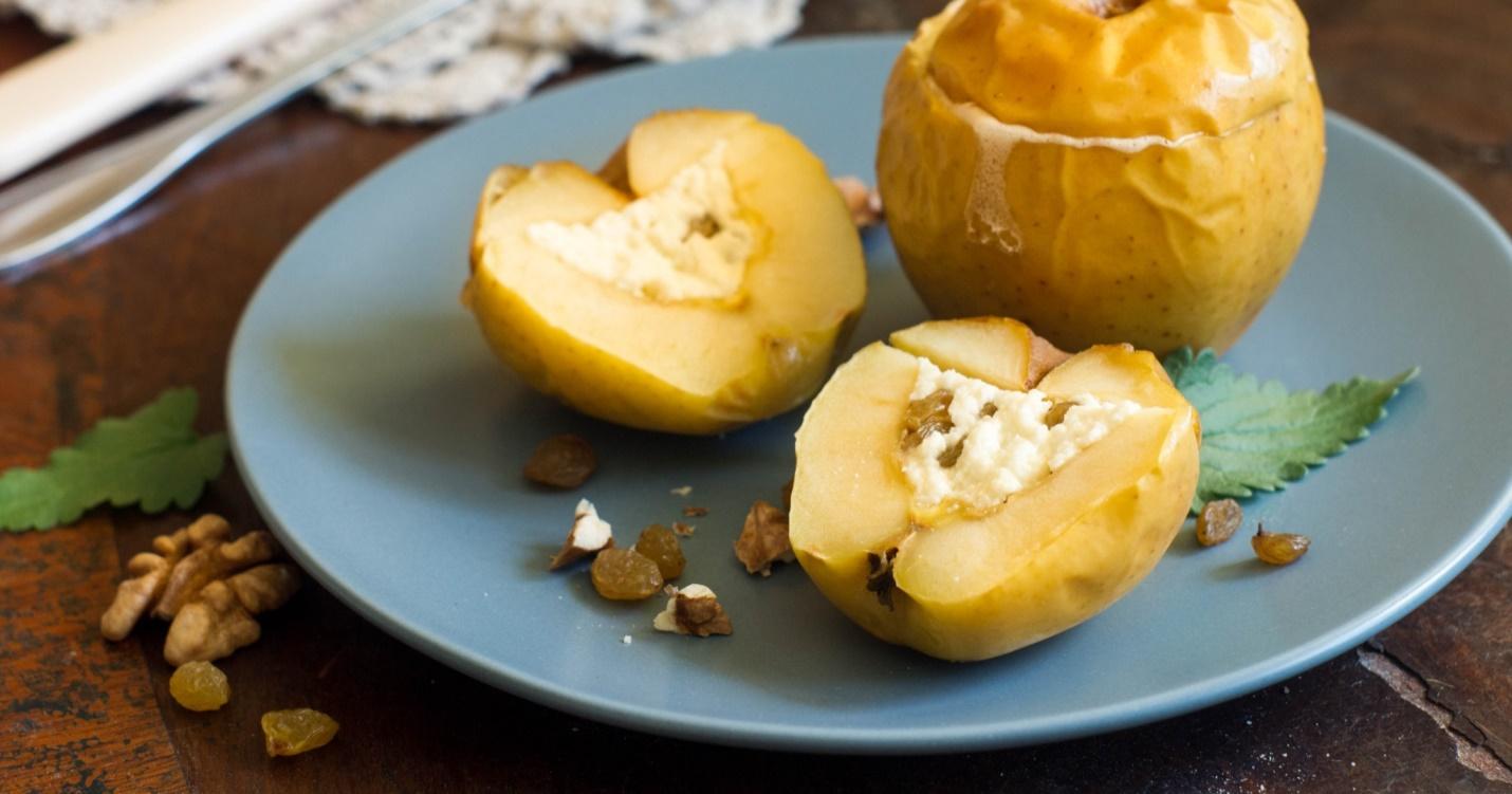 Яблоки, запеченные с творогом и сухофруктами в духовке